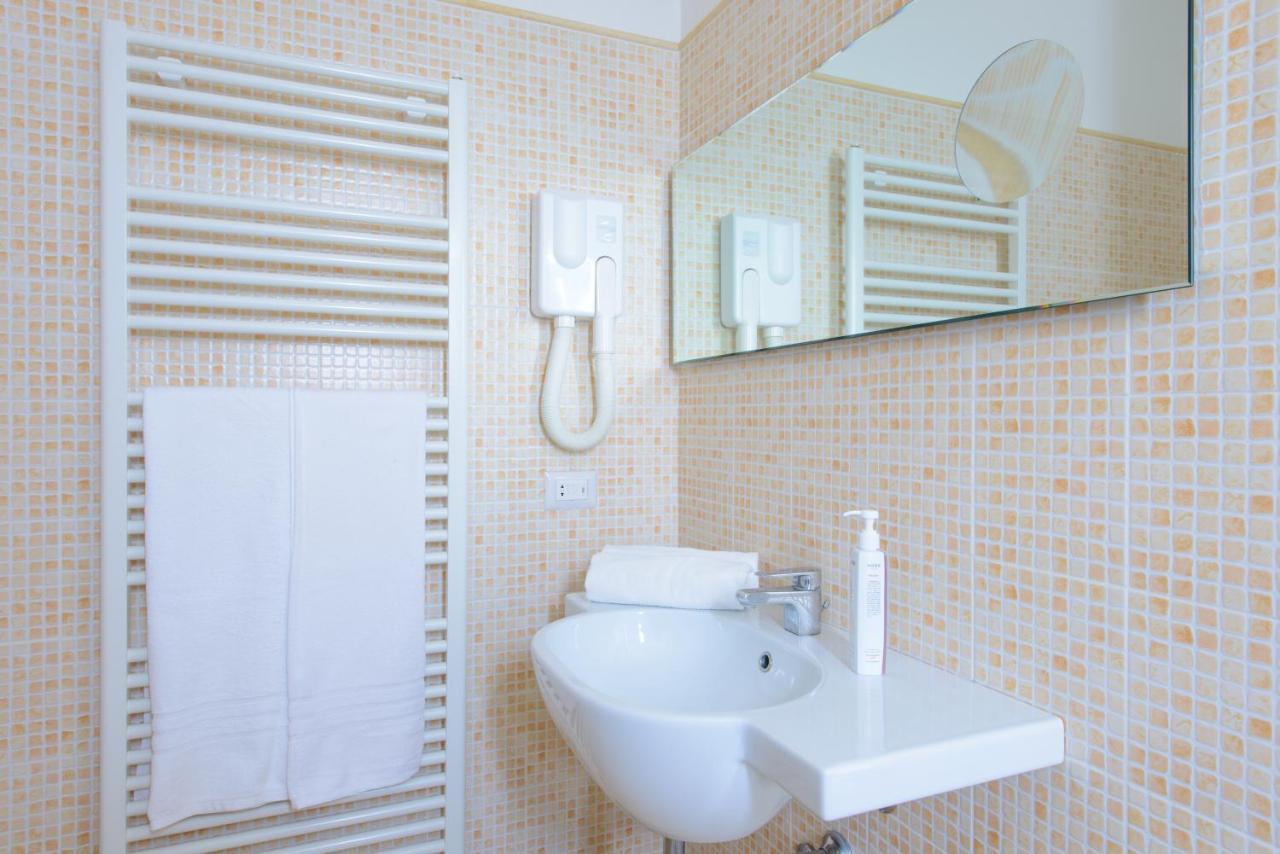 Palace Hotel Domus Mea Riccione Esterno foto